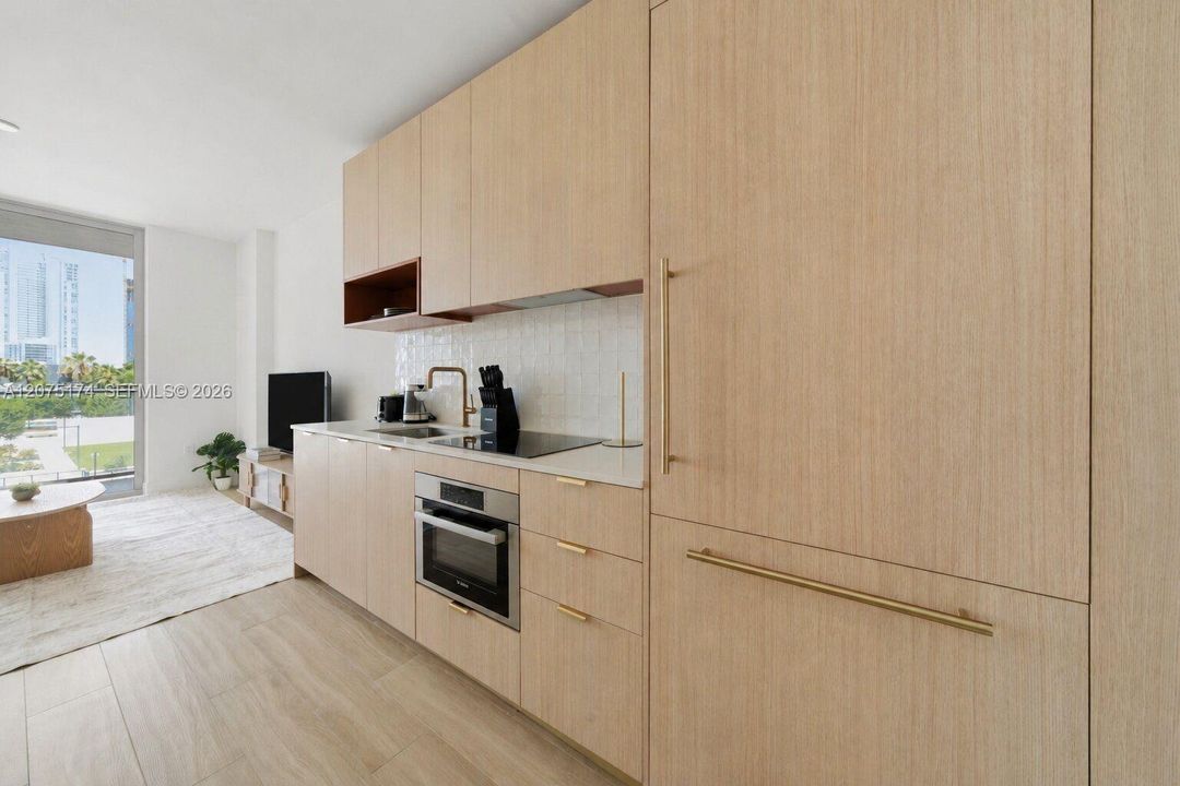 For Sale: $735,000 (1 beds, 1 baths, 598 Square Feet)