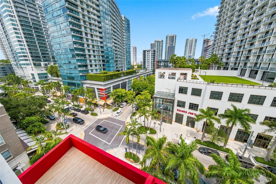 For Sale: $735,000 (1 beds, 1 baths, 598 Square Feet)