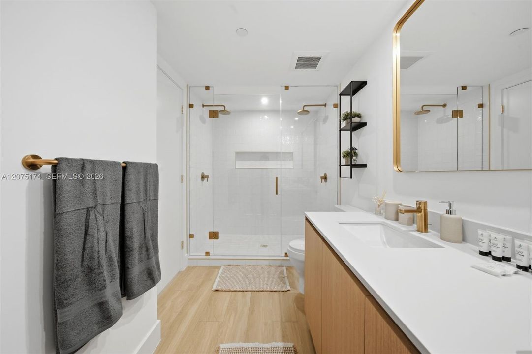 For Sale: $735,000 (1 beds, 1 baths, 598 Square Feet)