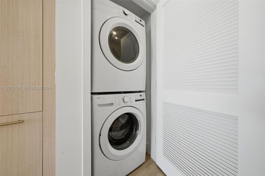 For Sale: $735,000 (1 beds, 1 baths, 598 Square Feet)
