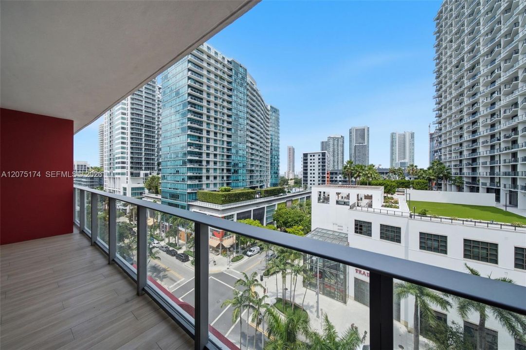 For Sale: $735,000 (1 beds, 1 baths, 598 Square Feet)