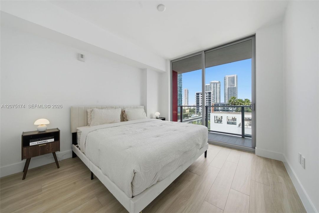For Sale: $735,000 (1 beds, 1 baths, 598 Square Feet)