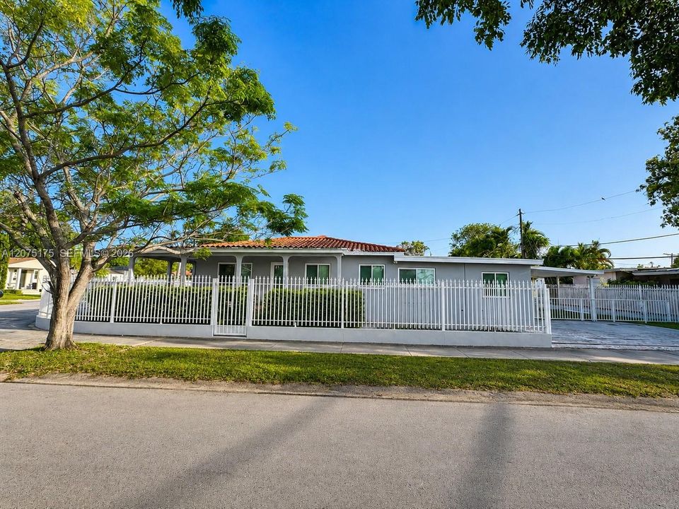En Venta: $740,000 (4 camas, 2 baños, 1719 Pies cuadrados)