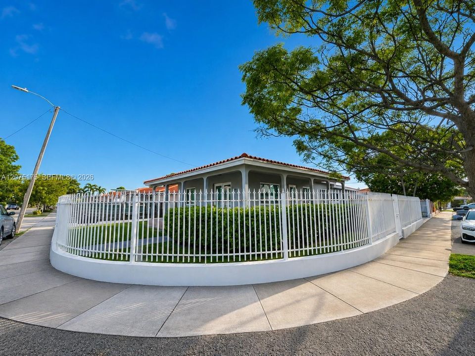 En Venta: $740,000 (4 camas, 2 baños, 1719 Pies cuadrados)
