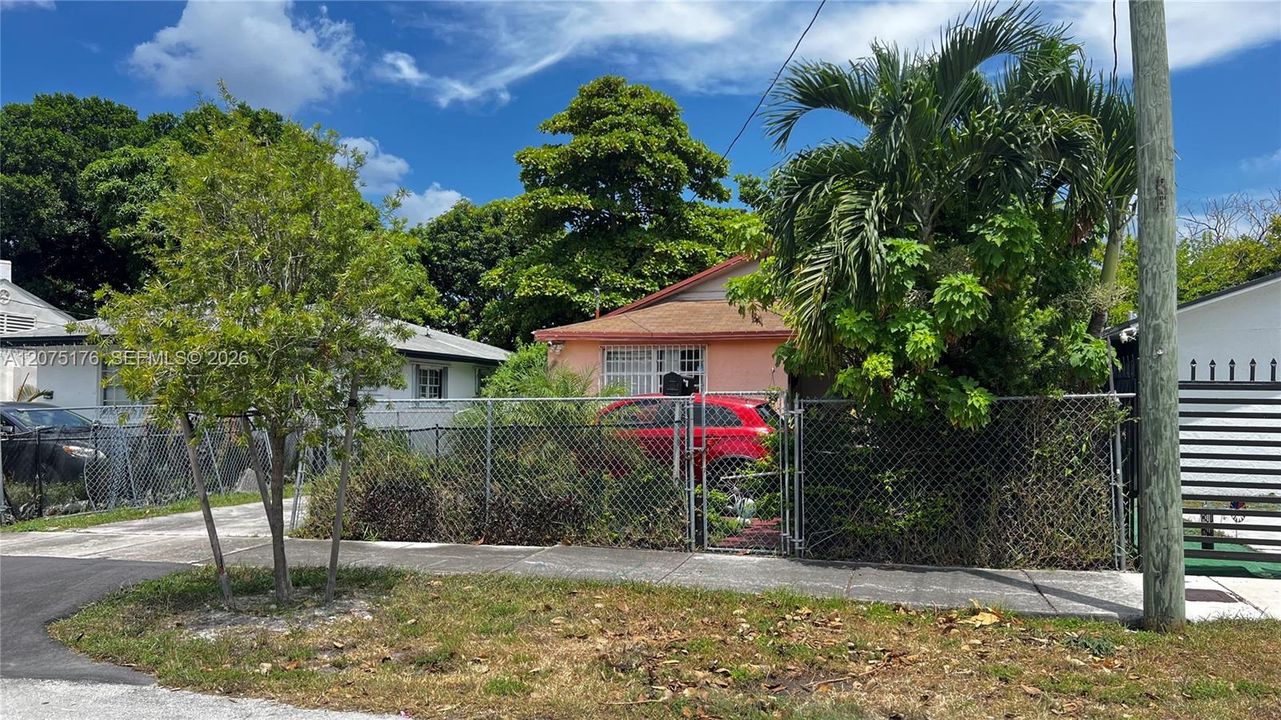 For Sale: $270,000 (3 beds, 1 baths, 856 Square Feet)