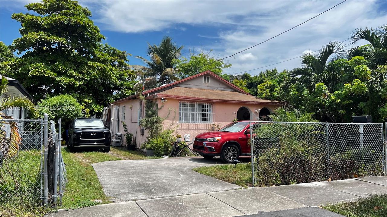 For Sale: $270,000 (3 beds, 1 baths, 856 Square Feet)