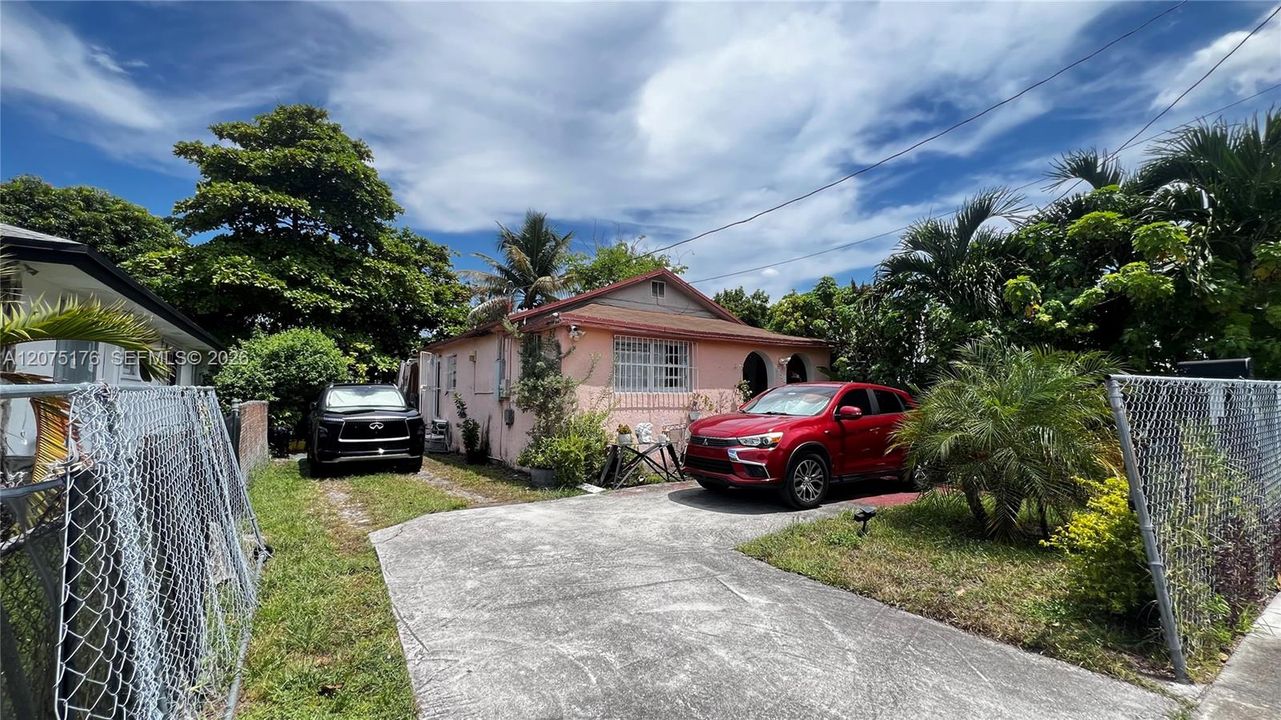 For Sale: $270,000 (3 beds, 1 baths, 856 Square Feet)