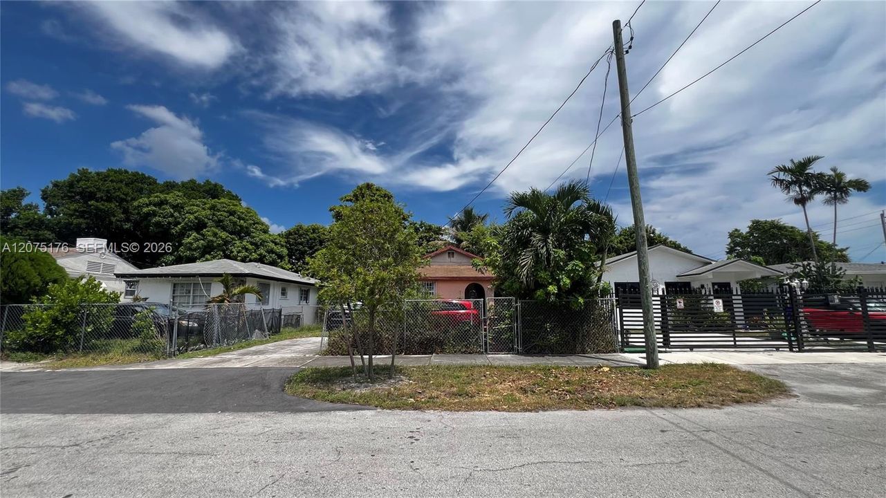 For Sale: $270,000 (3 beds, 1 baths, 856 Square Feet)