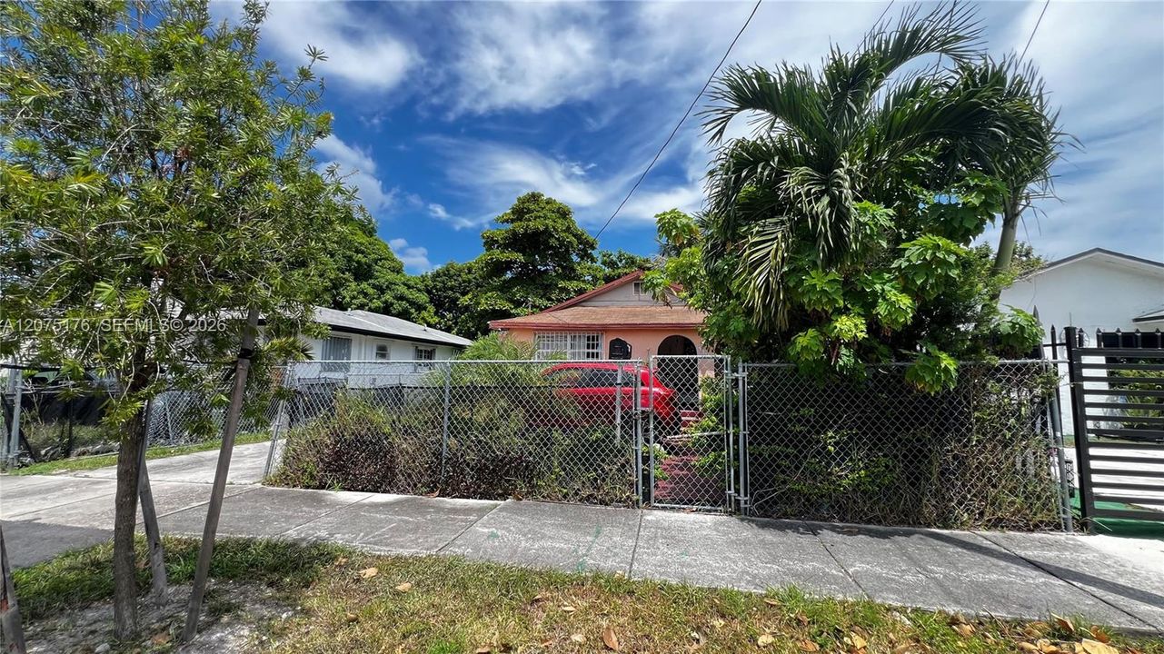 For Sale: $270,000 (3 beds, 1 baths, 856 Square Feet)
