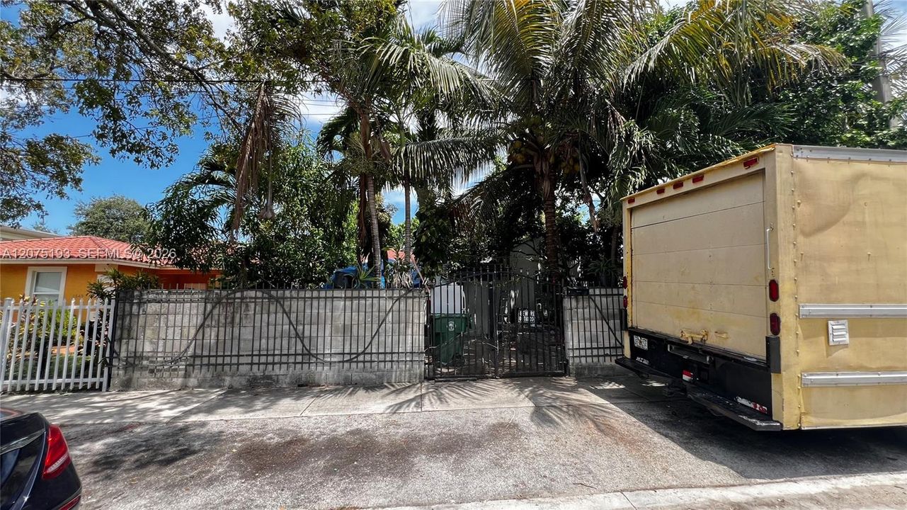 For Sale: $220,000 (1 beds, 1 baths, 1201 Square Feet)