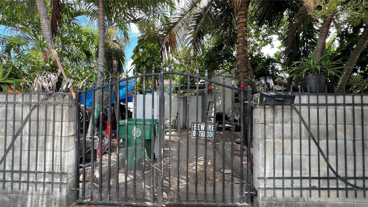 For Sale: $220,000 (1 beds, 1 baths, 1201 Square Feet)