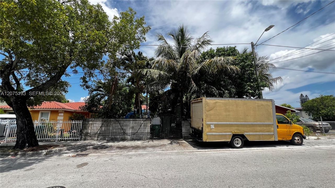 For Sale: $220,000 (1 beds, 1 baths, 1201 Square Feet)