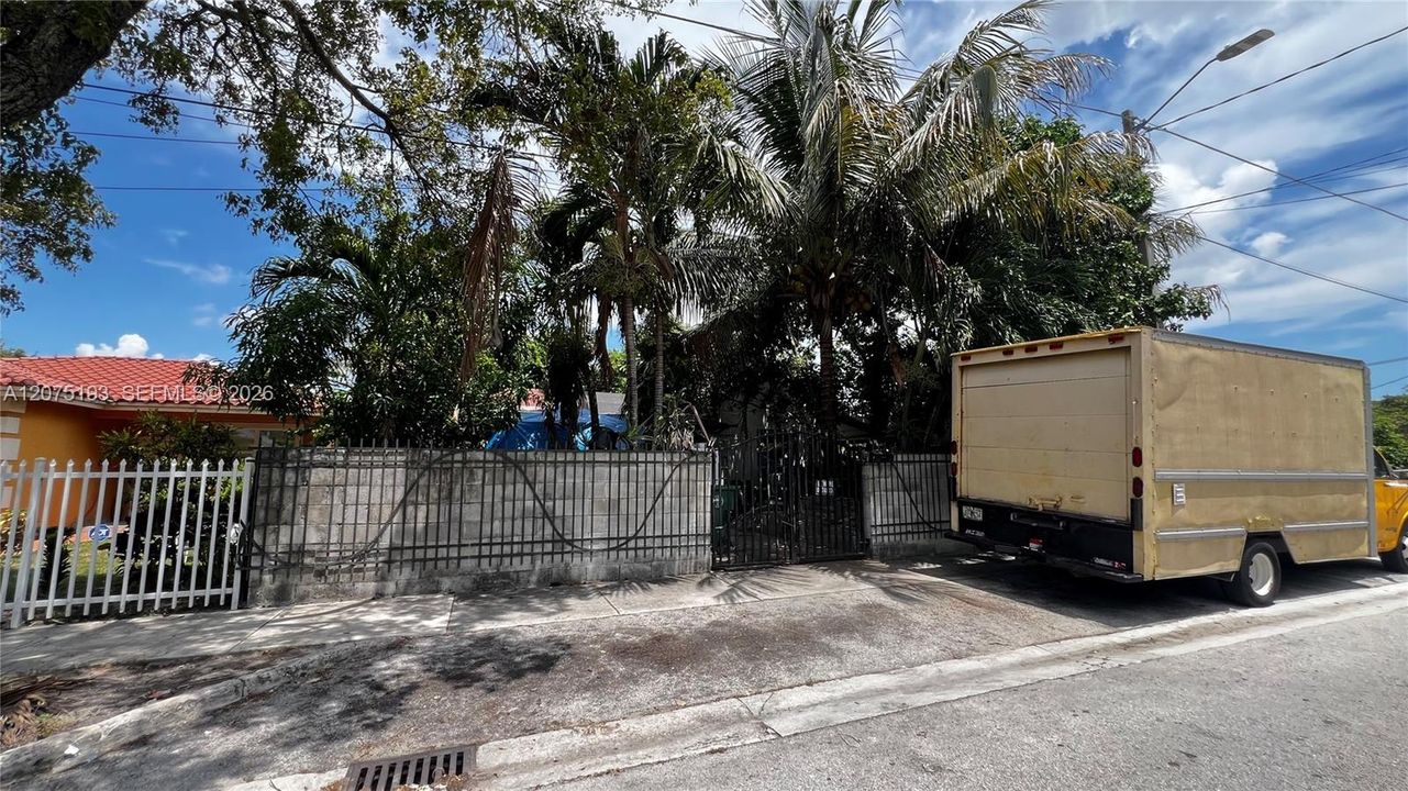 For Sale: $220,000 (1 beds, 1 baths, 1201 Square Feet)