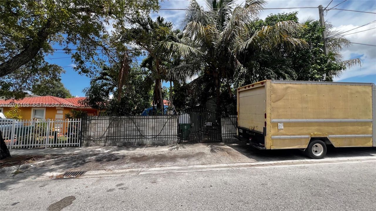For Sale: $220,000 (1 beds, 1 baths, 1201 Square Feet)