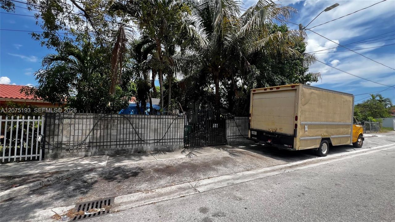 For Sale: $220,000 (1 beds, 1 baths, 1201 Square Feet)
