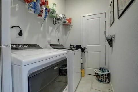 En Renta: $2,850 (4 camas, 3 baños, 1700 Pies cuadrados)