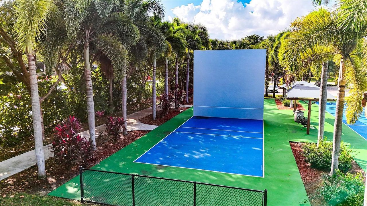 Tennis/handball practice wall