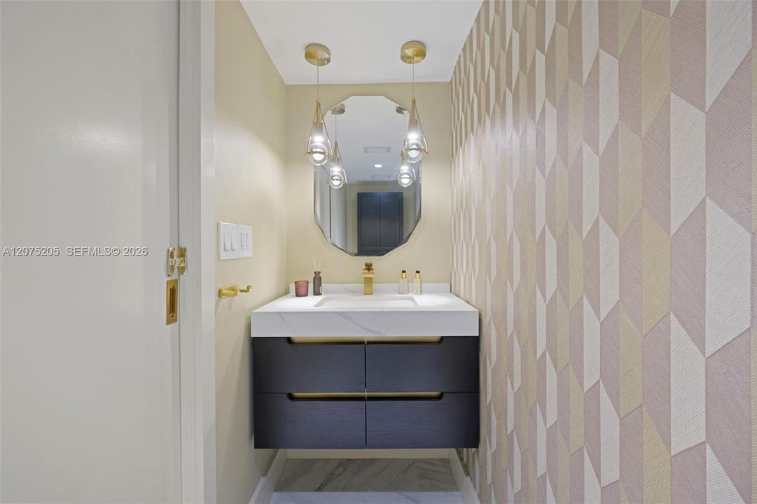 For Sale: $399,000 (1 beds, 1 baths, 800 Square Feet)