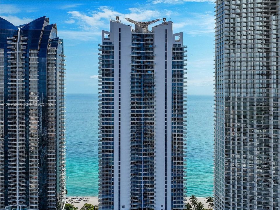 For Sale: $1,300,000 (1 beds, 1 baths, 862 Square Feet)