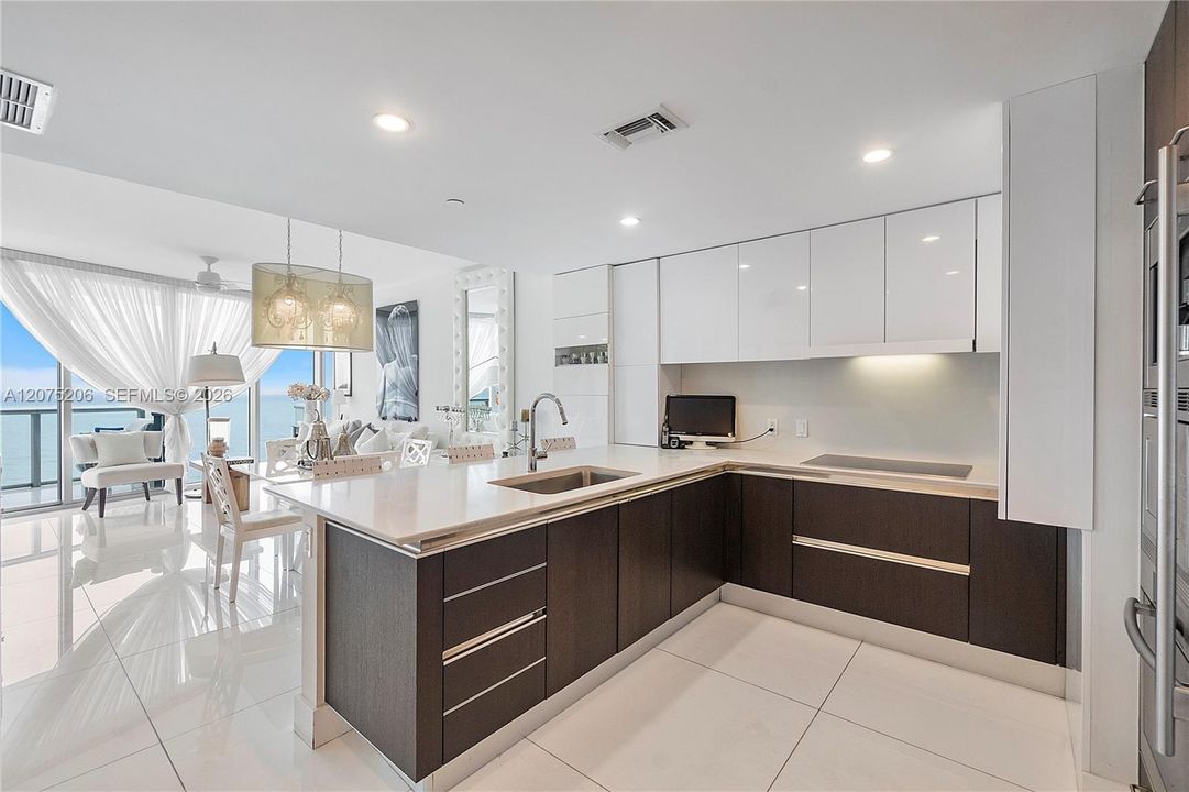 For Sale: $1,300,000 (1 beds, 1 baths, 862 Square Feet)