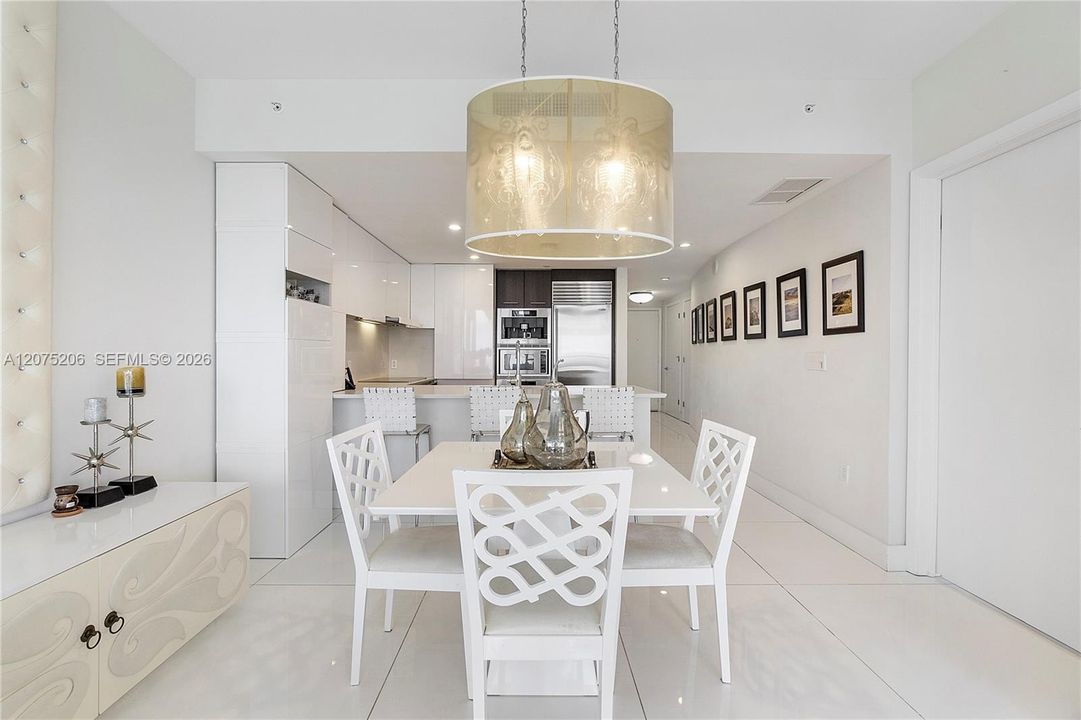 For Sale: $1,300,000 (1 beds, 1 baths, 862 Square Feet)