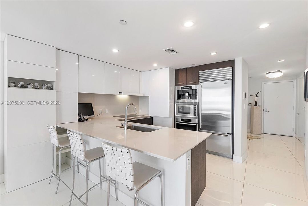 For Sale: $1,300,000 (1 beds, 1 baths, 862 Square Feet)