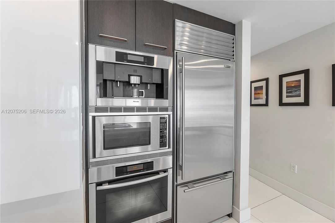 For Sale: $1,300,000 (1 beds, 1 baths, 862 Square Feet)