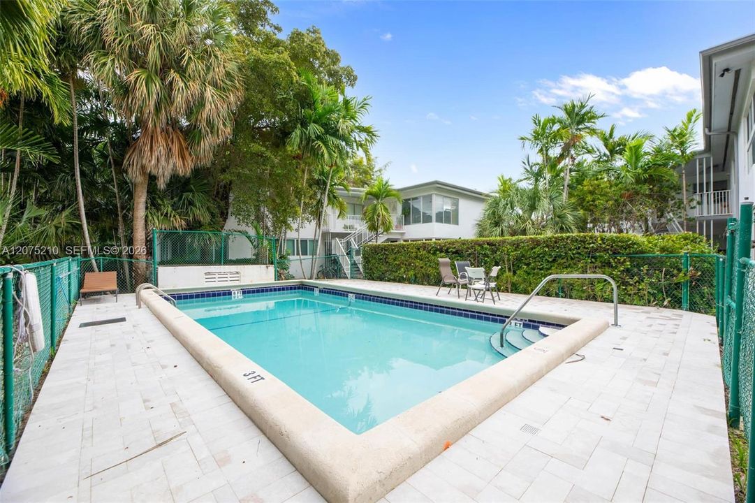 For Rent: $2,800 (2 beds, 1 baths, 930 Square Feet)