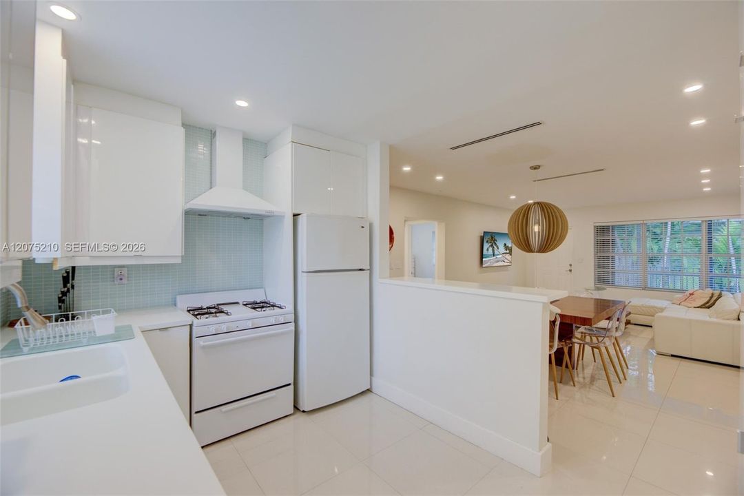 For Rent: $2,800 (2 beds, 1 baths, 930 Square Feet)