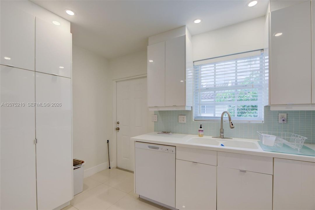 For Rent: $2,800 (2 beds, 1 baths, 930 Square Feet)