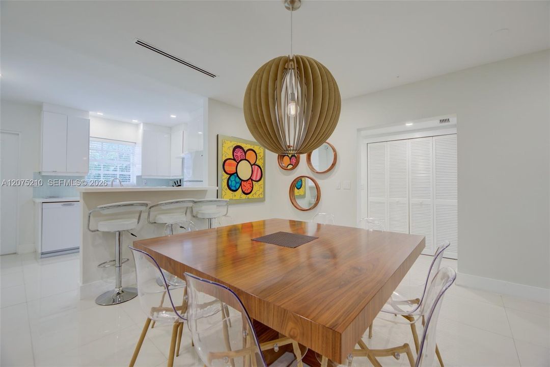 For Rent: $2,800 (2 beds, 1 baths, 930 Square Feet)