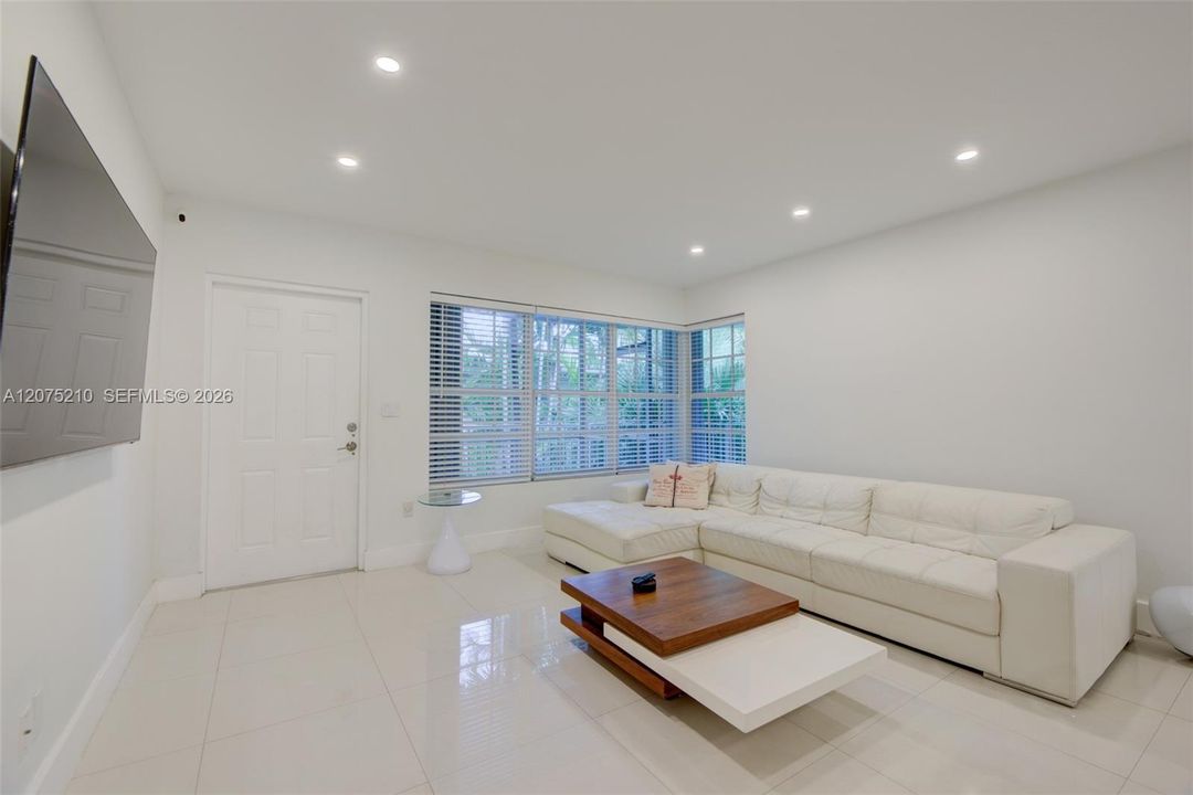For Rent: $2,800 (2 beds, 1 baths, 930 Square Feet)