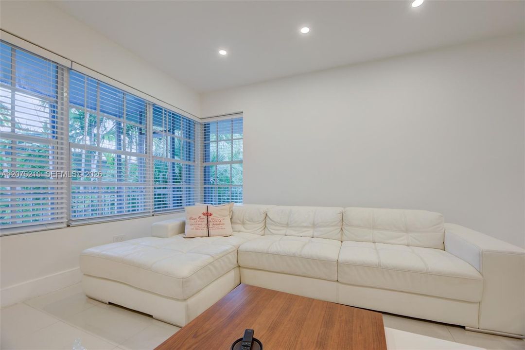 For Rent: $2,800 (2 beds, 1 baths, 930 Square Feet)