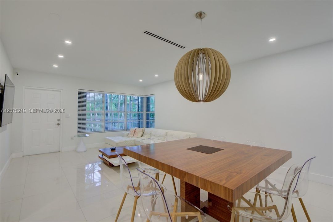For Rent: $2,800 (2 beds, 1 baths, 930 Square Feet)