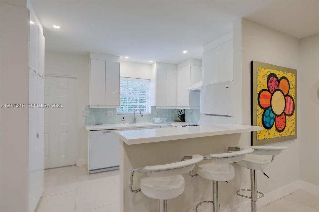 For Rent: $2,800 (2 beds, 1 baths, 930 Square Feet)