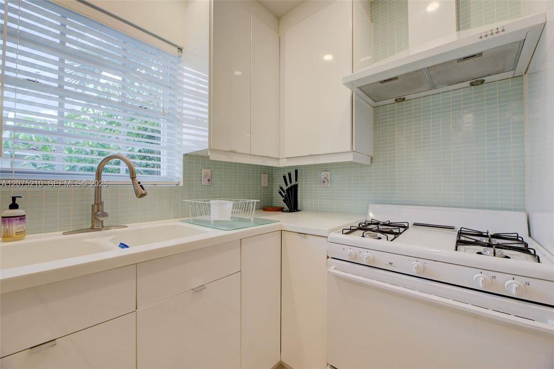 For Rent: $2,800 (2 beds, 1 baths, 930 Square Feet)