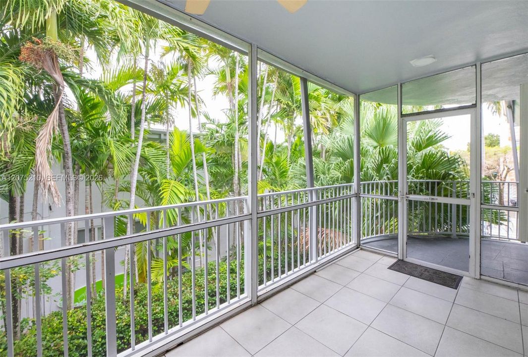 For Rent: $2,800 (2 beds, 1 baths, 930 Square Feet)