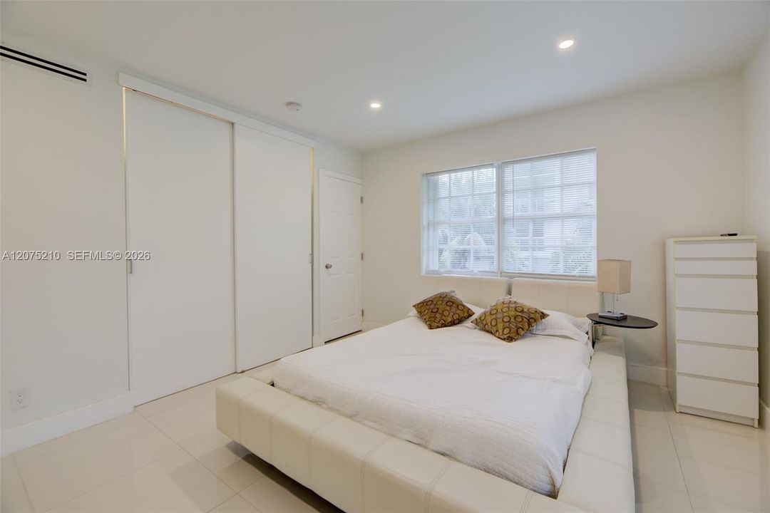 For Rent: $2,800 (2 beds, 1 baths, 930 Square Feet)