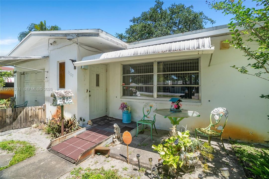 For Sale: $400,000 (2 beds, 2 baths, 1074 Square Feet)