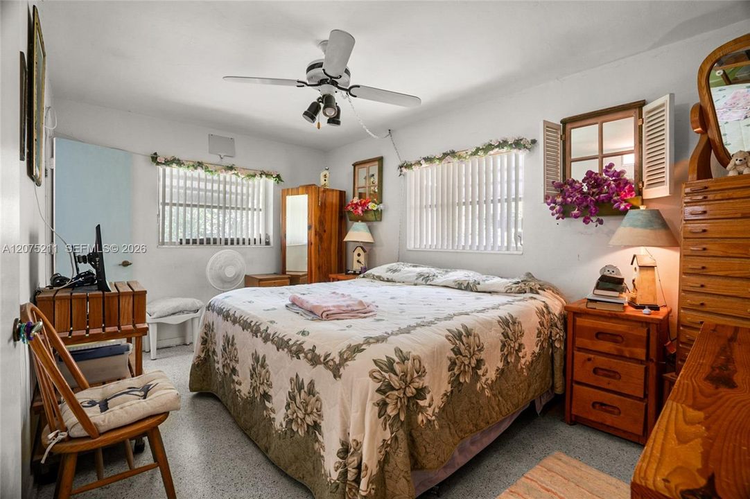 For Sale: $400,000 (2 beds, 2 baths, 1074 Square Feet)