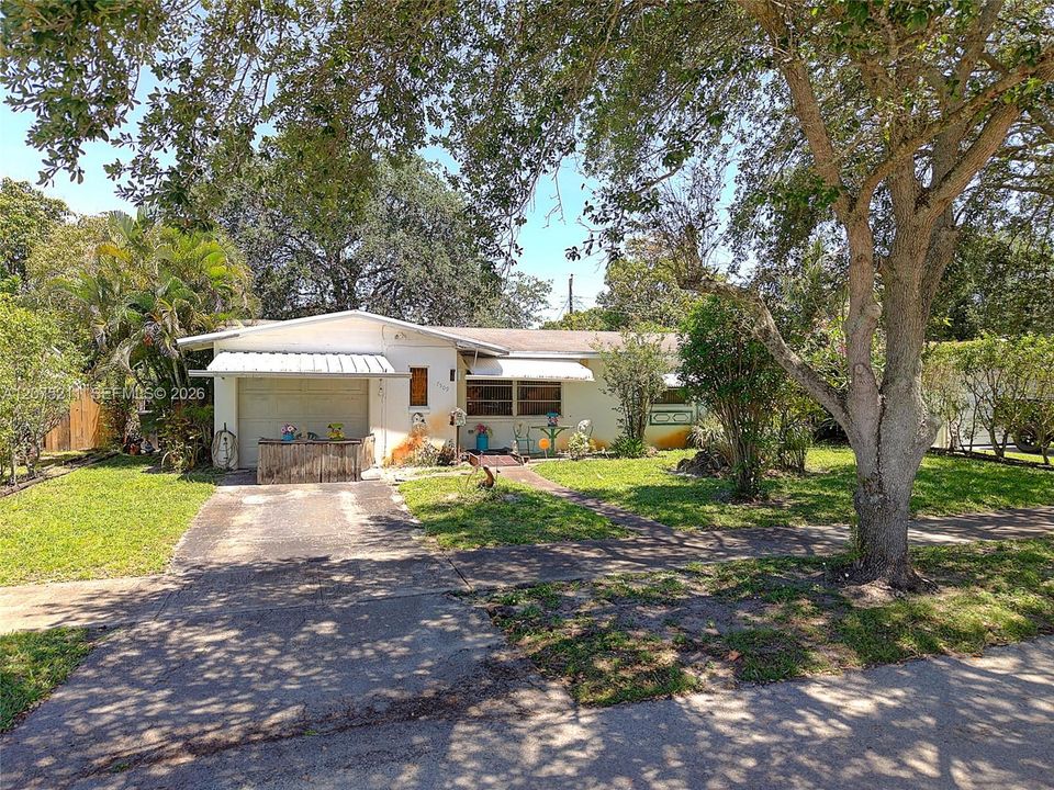 For Sale: $400,000 (2 beds, 2 baths, 1074 Square Feet)