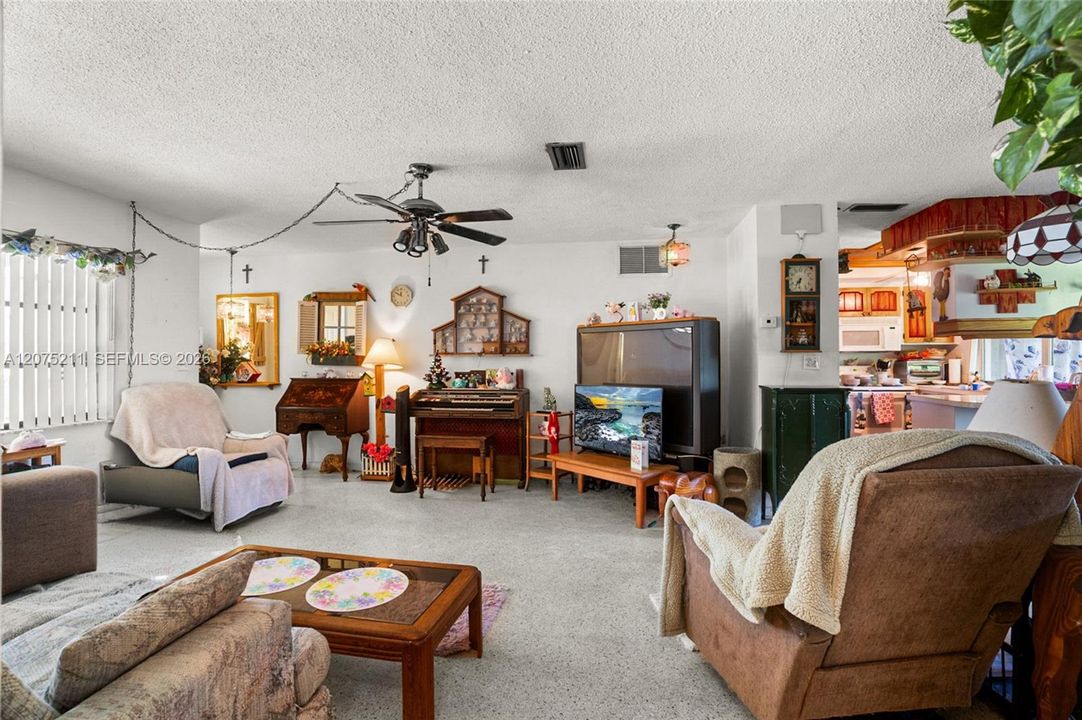 For Sale: $400,000 (2 beds, 2 baths, 1074 Square Feet)