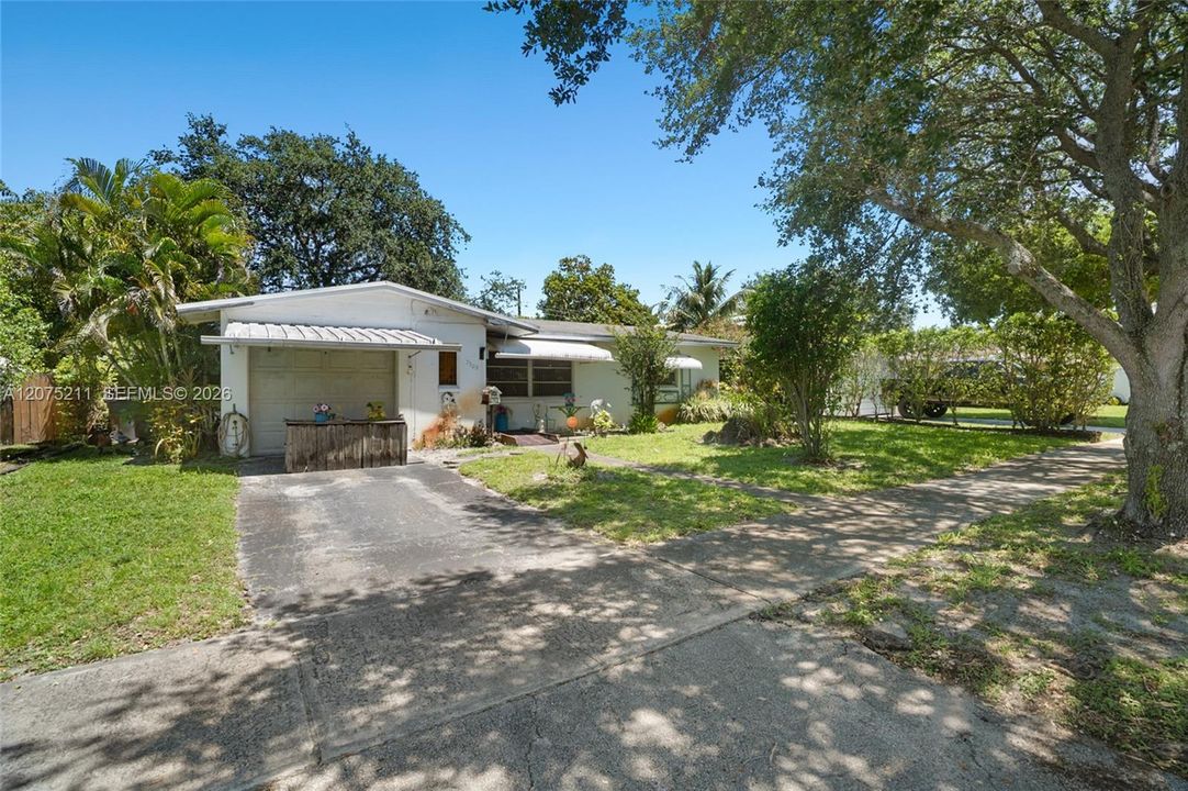 For Sale: $400,000 (2 beds, 2 baths, 1074 Square Feet)