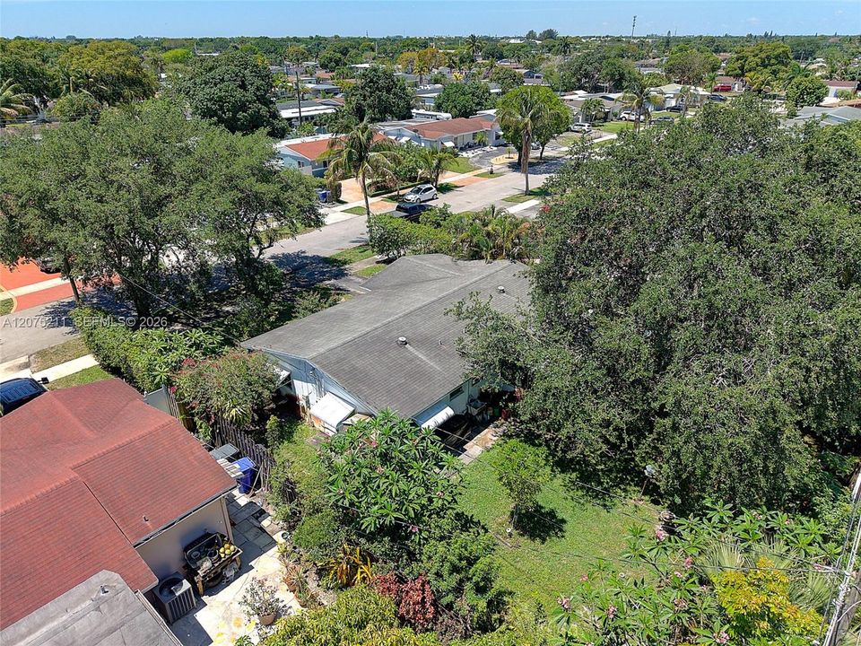 For Sale: $400,000 (2 beds, 2 baths, 1074 Square Feet)