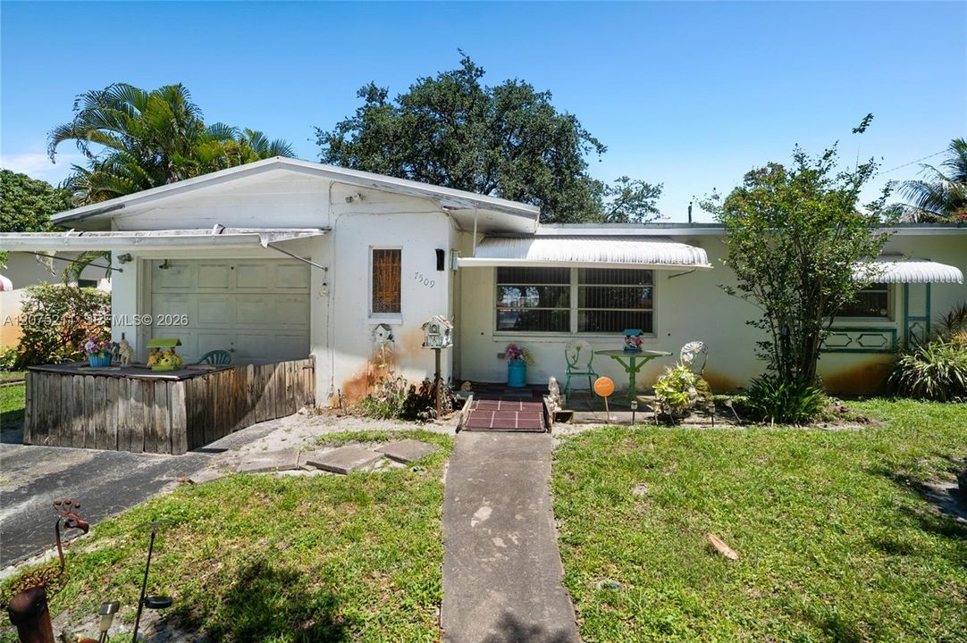 For Sale: $400,000 (2 beds, 2 baths, 1074 Square Feet)