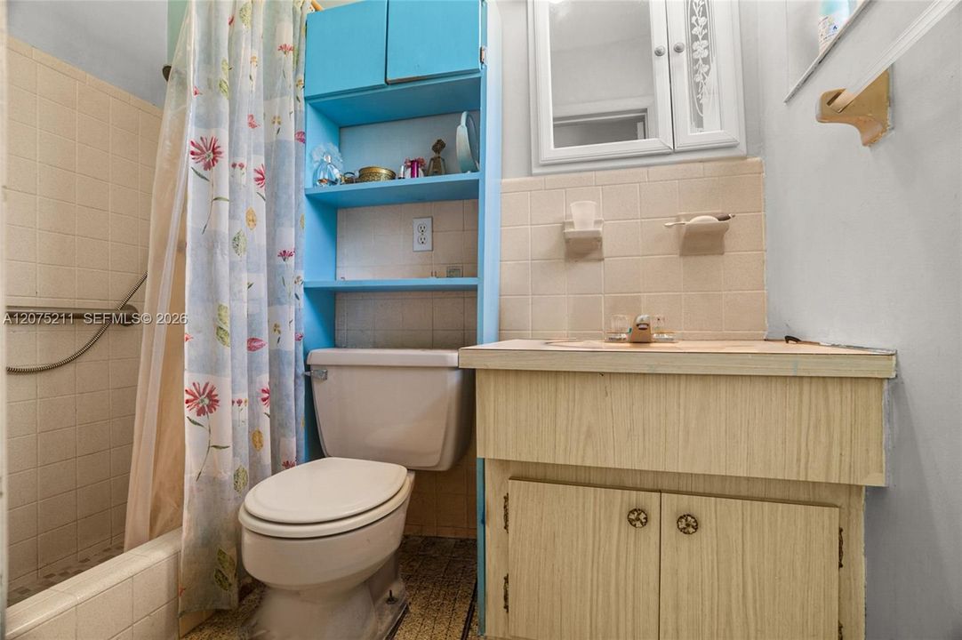 For Sale: $400,000 (2 beds, 2 baths, 1074 Square Feet)