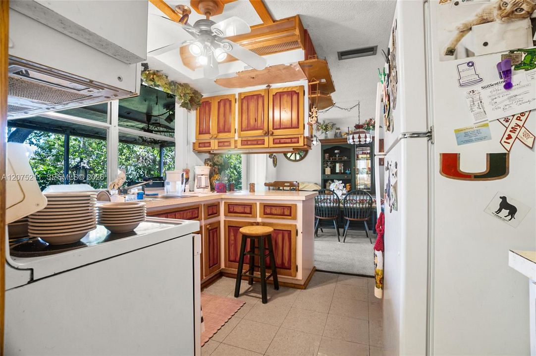 For Sale: $400,000 (2 beds, 2 baths, 1074 Square Feet)