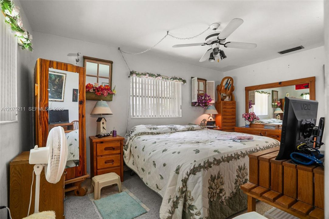 For Sale: $400,000 (2 beds, 2 baths, 1074 Square Feet)