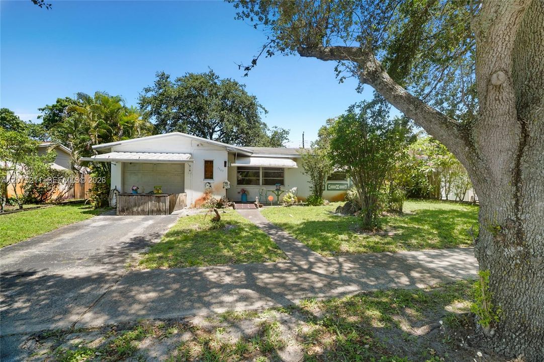 For Sale: $400,000 (2 beds, 2 baths, 1074 Square Feet)