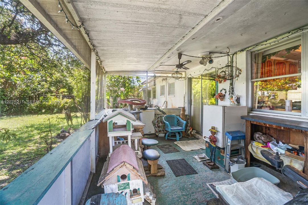 For Sale: $400,000 (2 beds, 2 baths, 1074 Square Feet)
